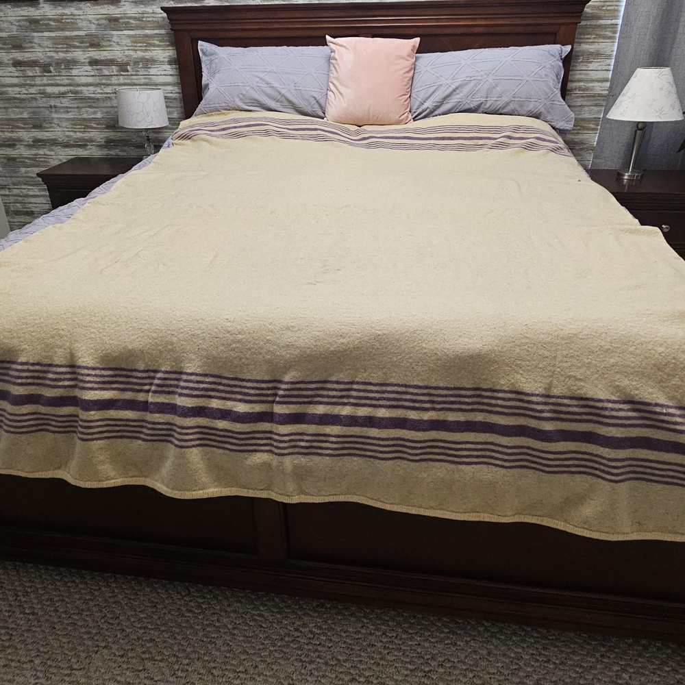 🌟Vintage🌟 Wool Cream & Purple trim 75" L x 68" W. Fits a double bed. - Picture 2 of 5
